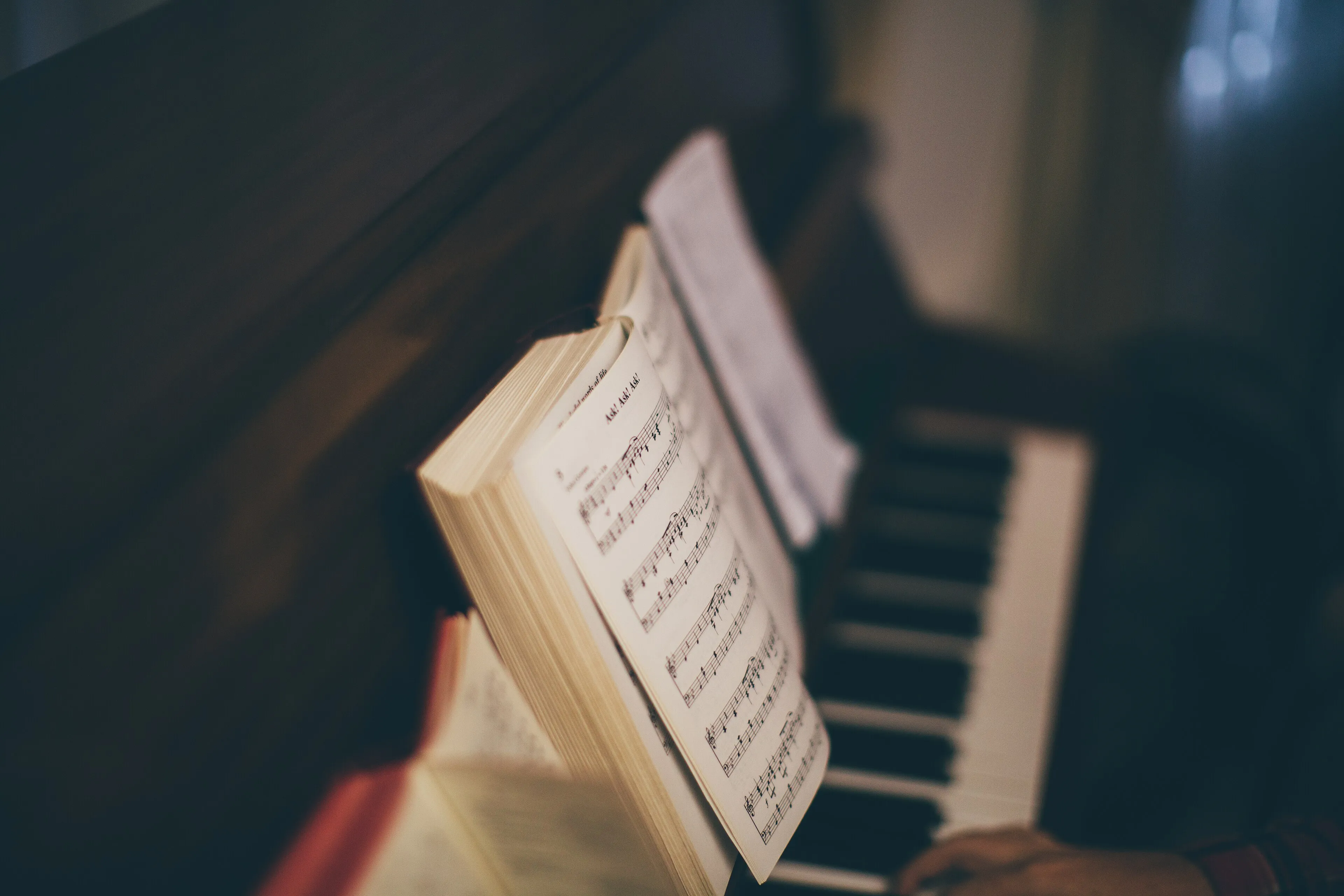 Pianista tocando con partitura (foto de muestra)