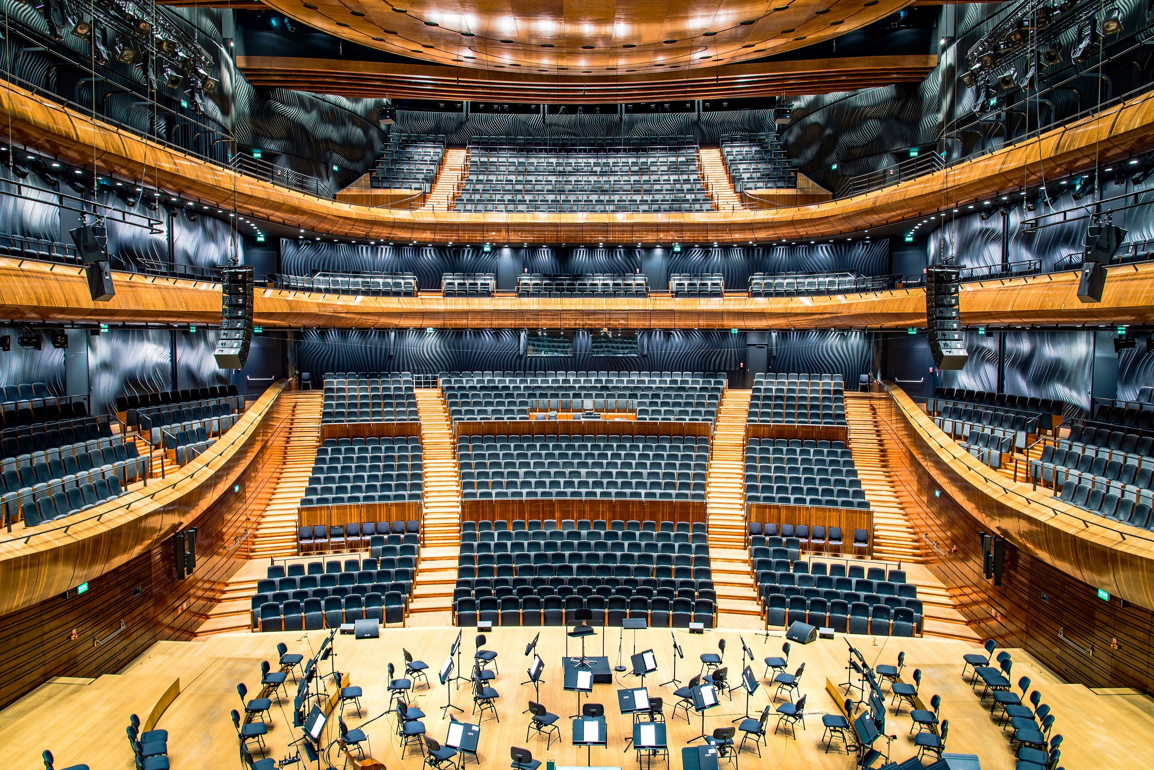 Sala de conciertos con el escenario preparado (foto de muestra)