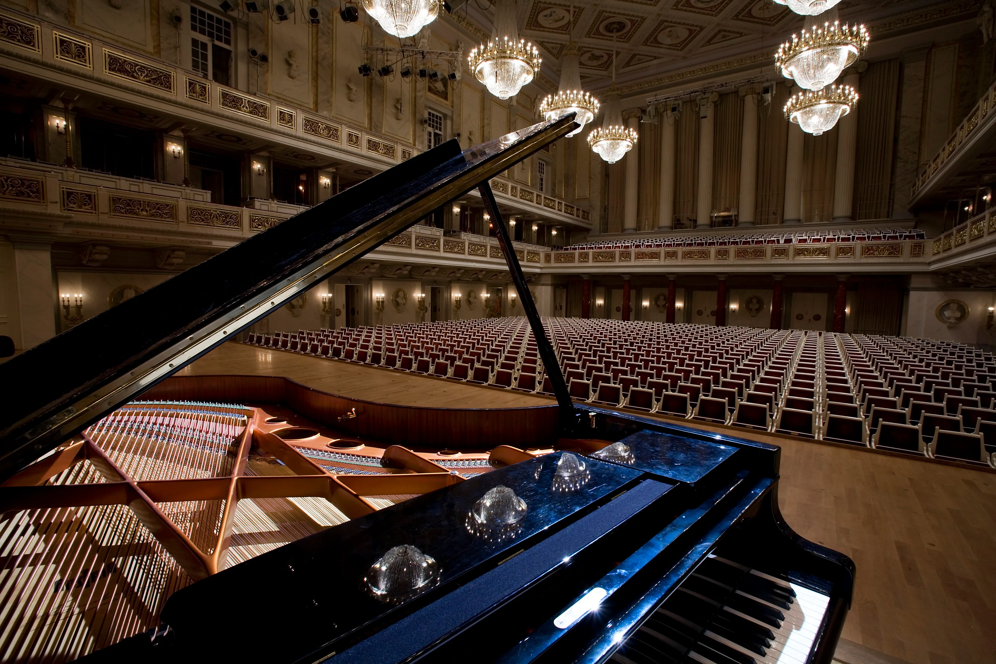Piano de cola sobre el escenario de una sala de conciertos (foto de muestra)